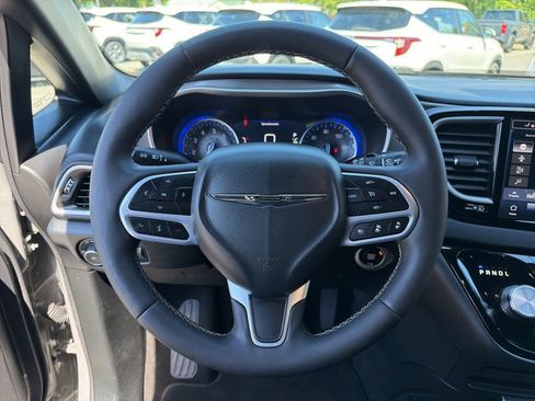 Used 2025 Chrysler Pacifica Select FWD image 14