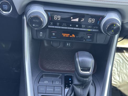 Used 2019 Toyota RAV4 Limited w/ Cold Weather Package FWD image 29