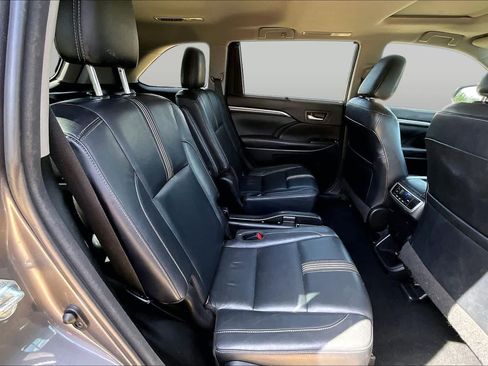 Used 2018 Toyota Highlander SE FWD image 20