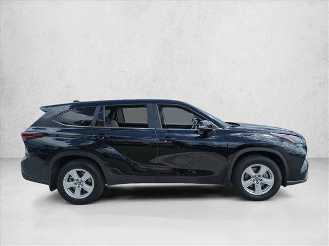 Used 2024 Toyota Highlander LE FWD image 4