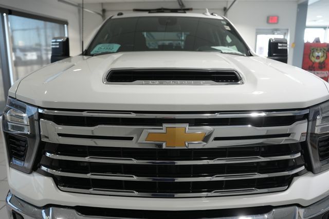 Used 2024 Chevrolet Silverado 2500 LTZ AWD/4WD image 6