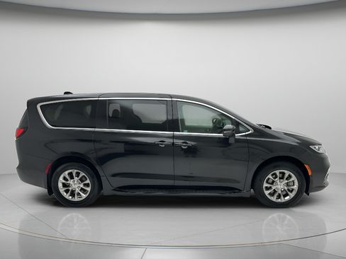 Used 2023 Chrysler Pacifica Touring-L AWD/4WD image 2