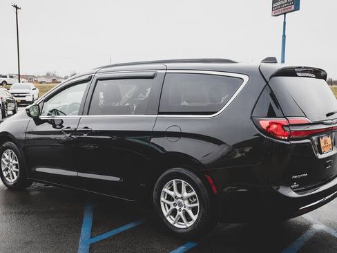 Used 2022 Chrysler Pacifica Touring-L image 10