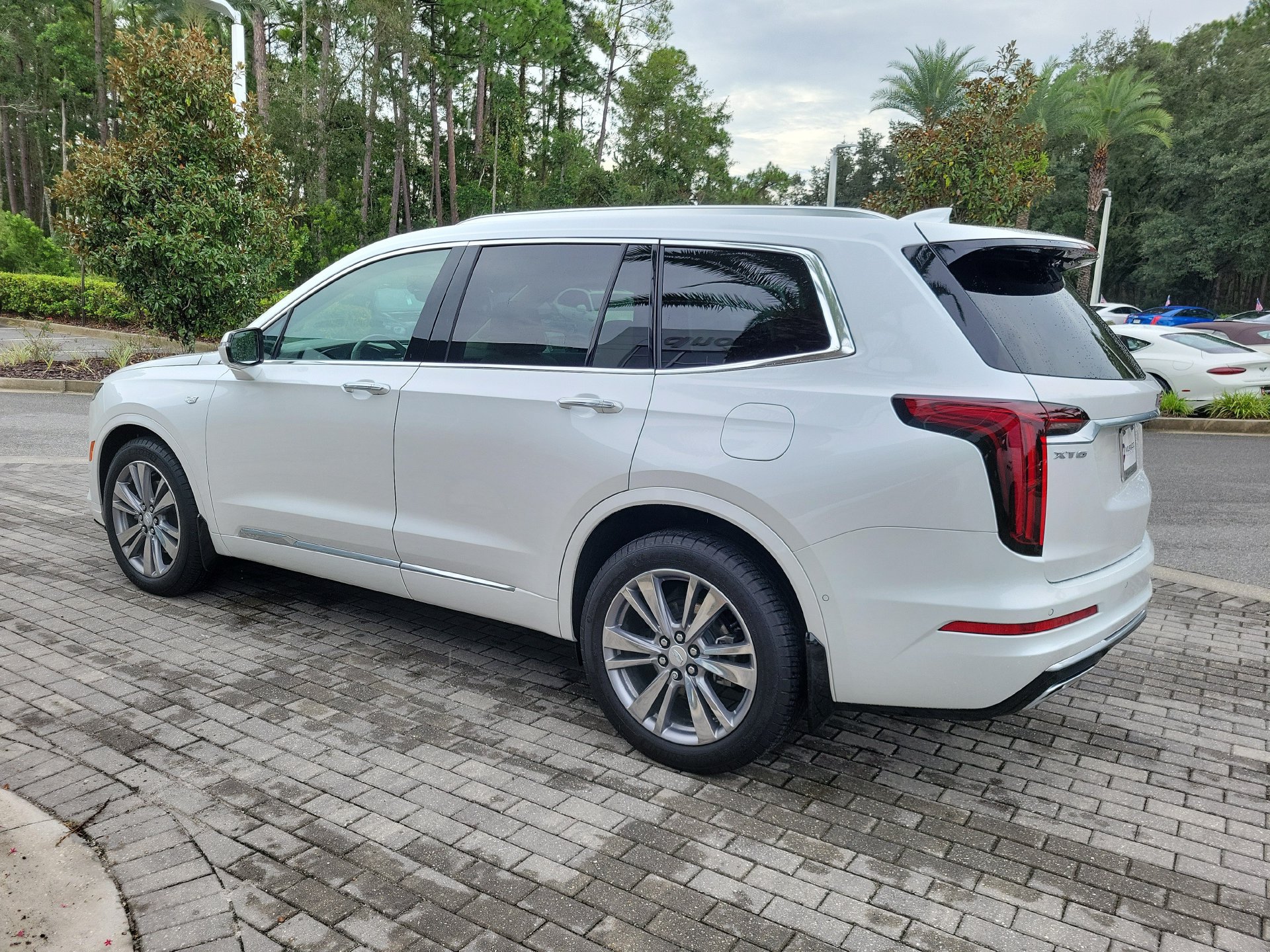 Used 2025 Cadillac XT6 Premium Luxury w/ Technology Package FWD image 2