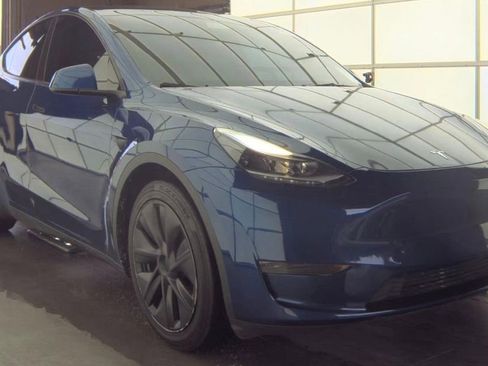 Used 2024 Tesla Model Y Long Range RWD image 5