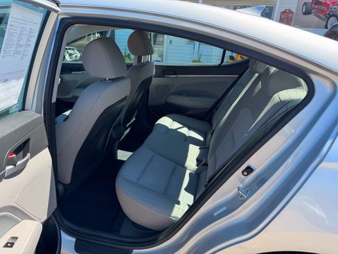 Used 2017 Hyundai Elantra SE FWD image 11