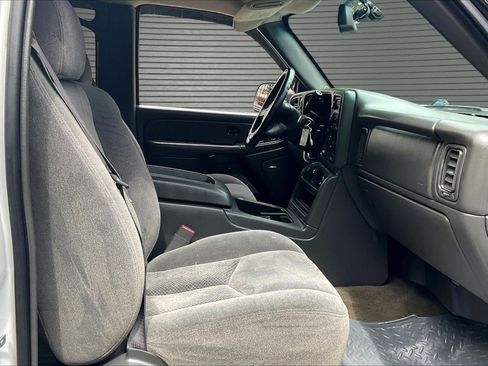 Used 2005 Chevrolet Silverado 2500 LS w/ Heavy-Duty Power Package AWD/4WD image 28