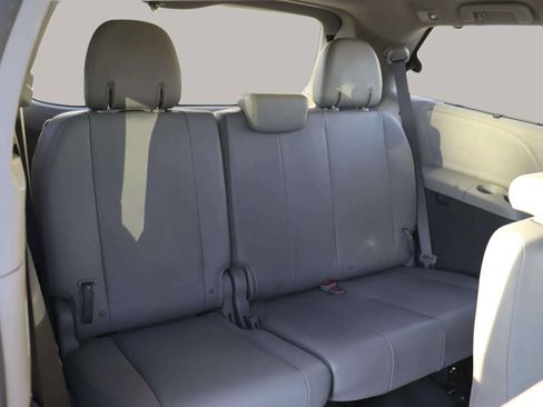 Used 2019 Toyota Sienna XLE image 37