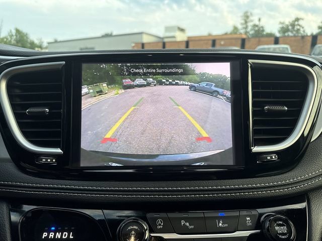 Used 2025 Chrysler Pacifica Limited FWD image 17