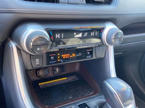 Used 2019 Toyota RAV4 Limited image 13