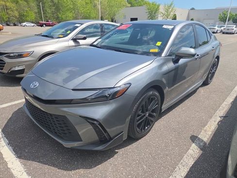 Used 2025 Toyota Camry SE image 7