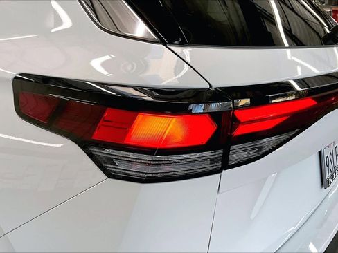 Used 2025 Volkswagen Tiguan SE w/ Panoramic Sunroof Package image 32