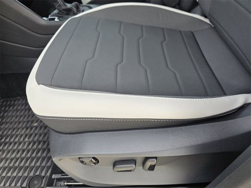 New 2025 Volkswagen Taos SE image 17