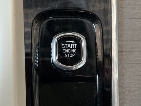 Used 2023 Volvo XC60 B5 Plus image 22