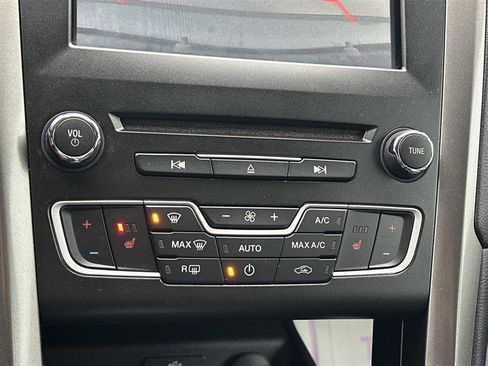 Used 2018 Ford Fusion SE w/ Fusion SE Technology Package image 19