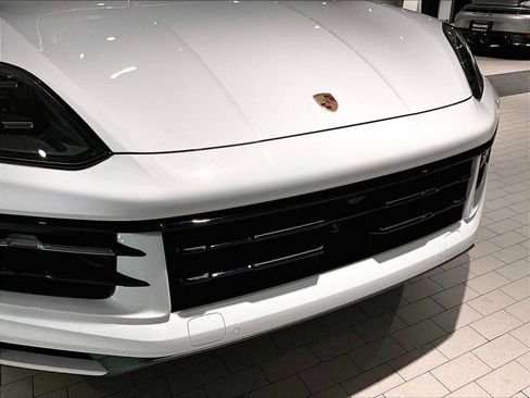 Used 2025 Porsche Cayenne image 31