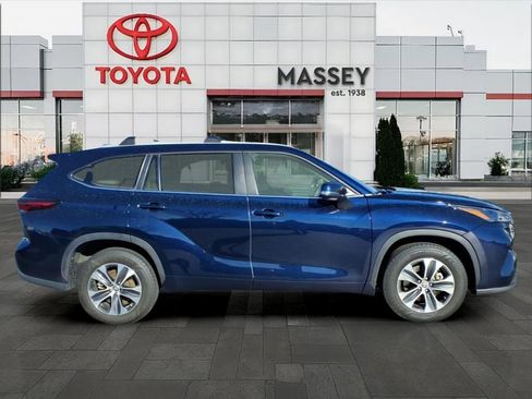 Used 2024 Toyota Highlander XLE image 2