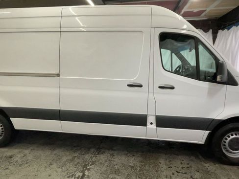 Used 2022 Mercedes-Benz Sprinter 2500 image 4