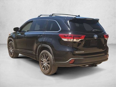 Used 2017 Toyota Highlander SE FWD image 9