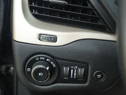 Used 2017 Jeep Cherokee Limited w/ Luxury Group AWD/4WD image 15