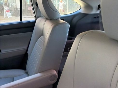 Used 2023 Toyota Highlander XLE image 12