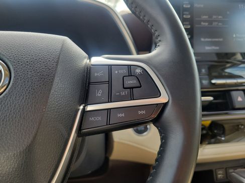 Used 2022 Toyota Highlander XLE image 27