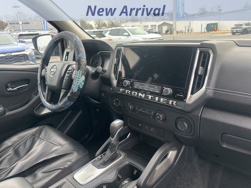 Used 2025 Nissan Frontier SV image 6