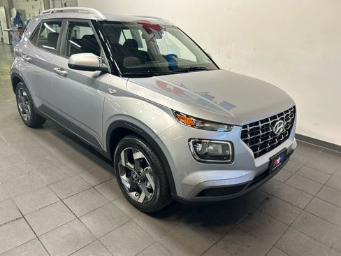 Used 2025 Hyundai Venue SEL image 2
