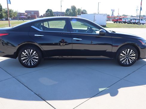 Used 2024 Nissan Altima 2.5 SV image 4