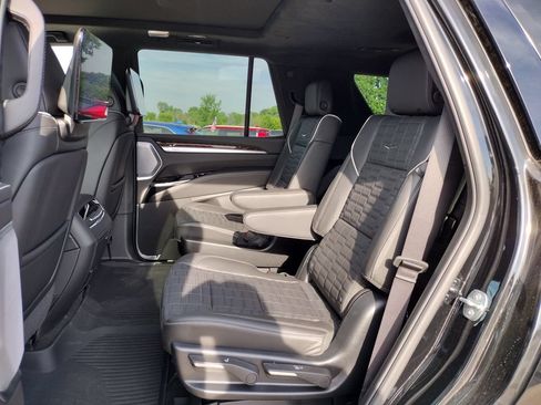 Used 2026 Cadillac Escalade Platinum Sport w/ LPO, Floor Liner Package AWD/4WD image 9
