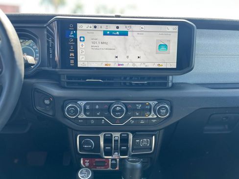 Used 2024 Jeep Gladiator Sport image 18