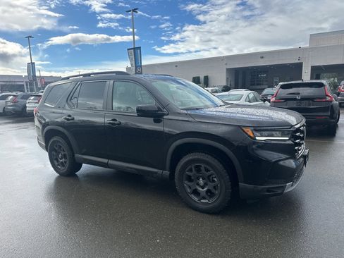 Used 2025 Honda Pilot TrailSport image 2