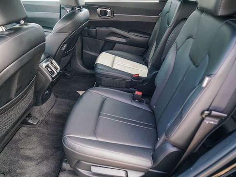 Certified 2025 Kia Sorento EX w/ Panoramic Sunroof Package AWD/4WD image 17