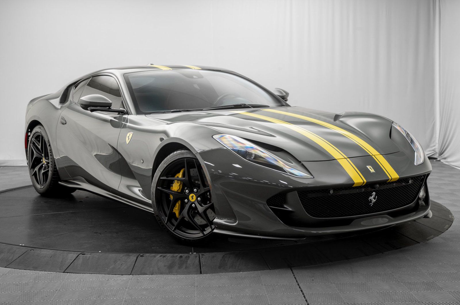 Used 2020 Ferrari 812 Superfast RWD image 1