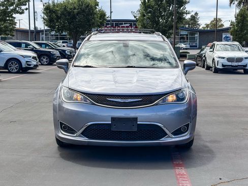 Used 2020 Chrysler Pacifica Touring-L FWD image 6
