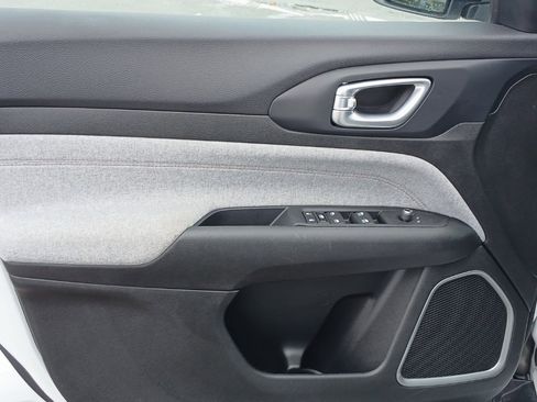 Used 2023 Jeep Compass Latitude image 23