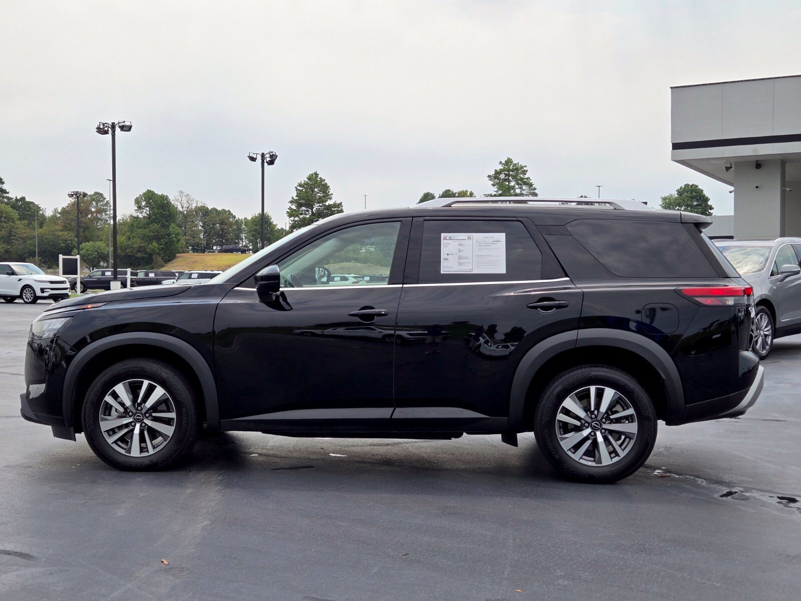 Used 2025 Nissan Pathfinder SL AWD/4WD image 2