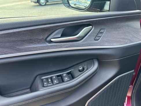 New 2025 Jeep Grand Cherokee Limited w/ Black Appearance Package image 11