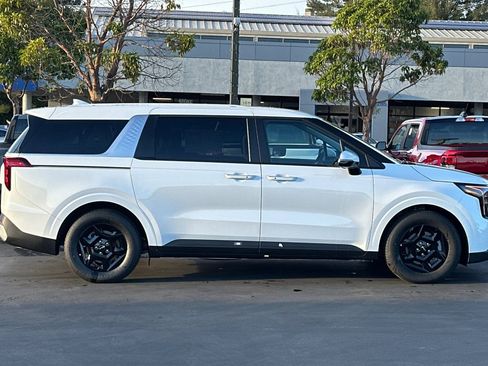 New 2026 Kia Carnival image 3
