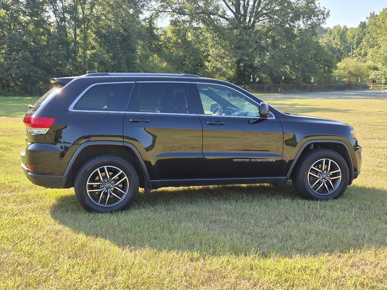 Used 2019 Jeep Grand Cherokee Laredo w/ Laredo X Package RWD image 11