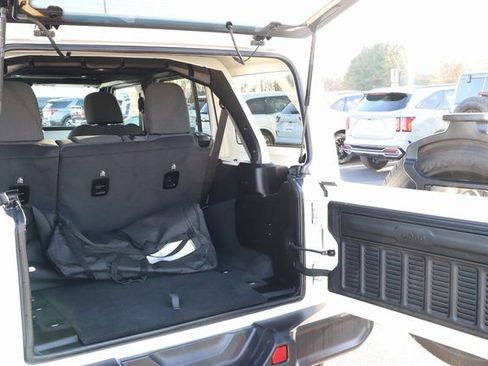 Used 2025 Jeep Wrangler Sahara image 9
