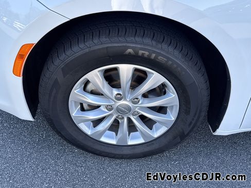 Used 2019 Chrysler Pacifica Touring-L image 14