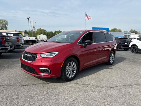 Used 2026 Chrysler Pacifica Limited FWD image 1