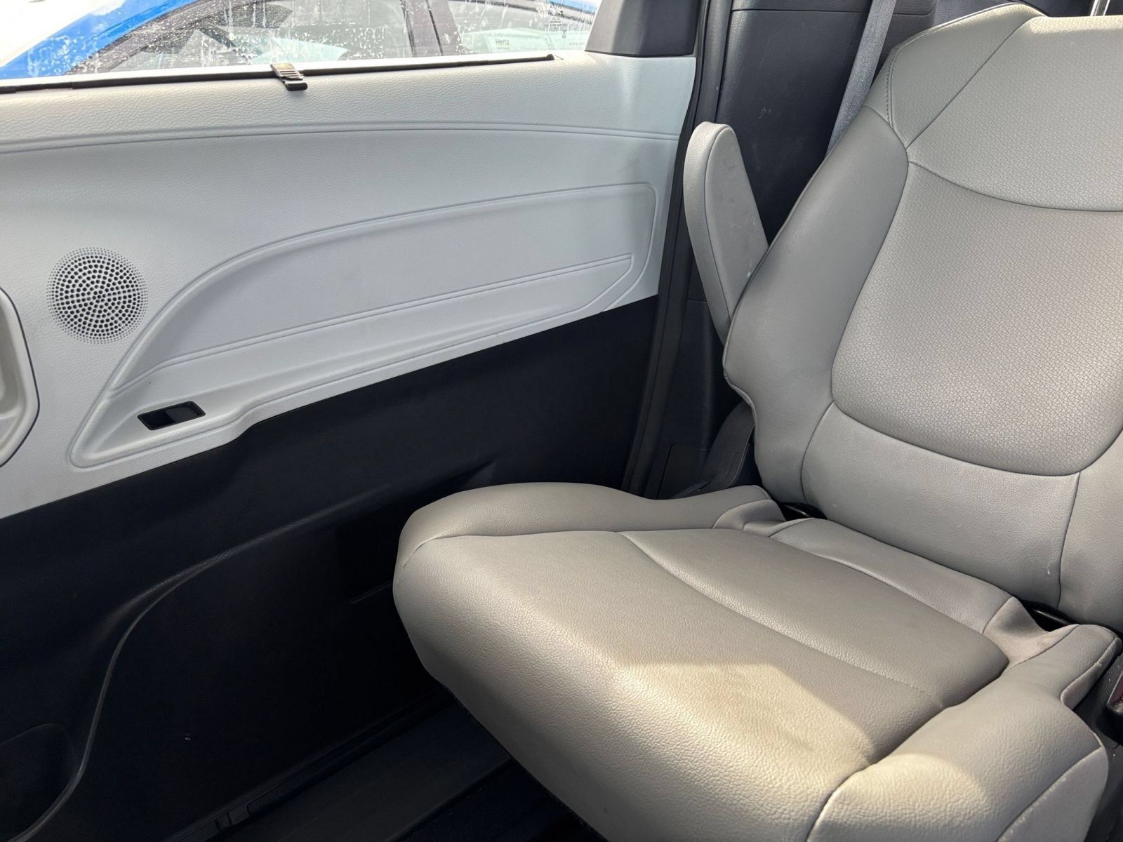 Used 2025 Toyota Sienna XLE FWD image 41