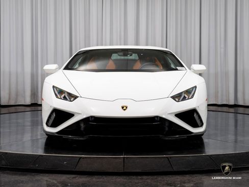 Used 2021 Lamborghini Huracan EVO image 2