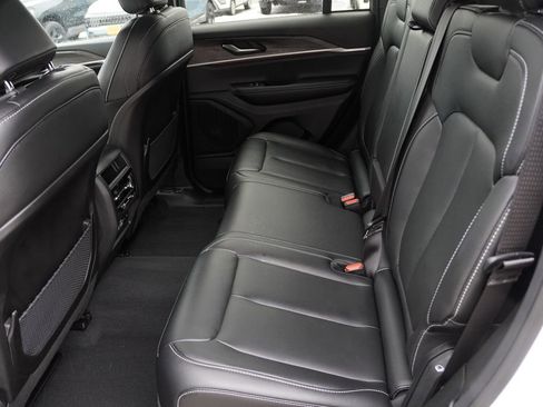 Certified 2024 Jeep Grand Cherokee Limited w/ Black Appearance Package image 17