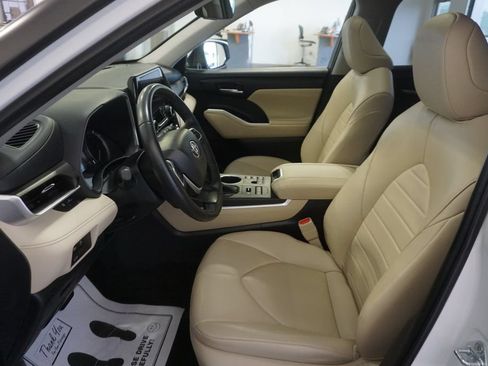 Used 2023 Toyota Highlander XLE AWD/4WD image 21