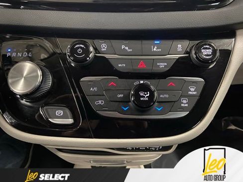 Used 2023 Chrysler Pacifica Touring-L FWD image 13