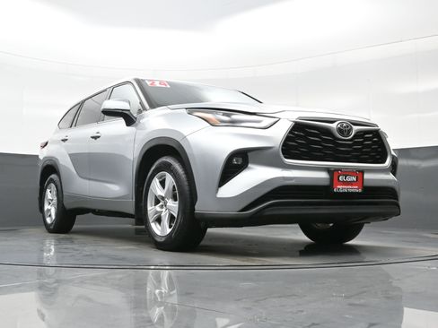 Used 2024 Toyota Highlander LE AWD/4WD image 25
