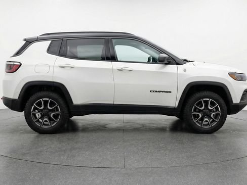 Used 2025 Jeep Compass Trailhawk image 9